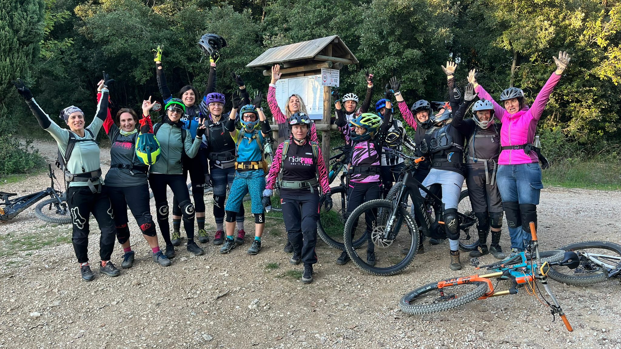 Gruppo di Donne in MTB 