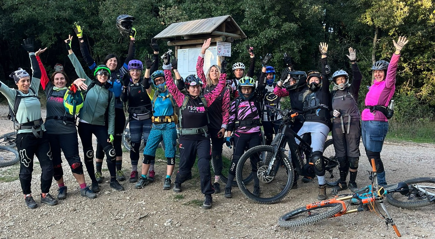 Gruppo di Donne in MTB